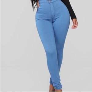 HIGH WAISTED BLUE JEANS